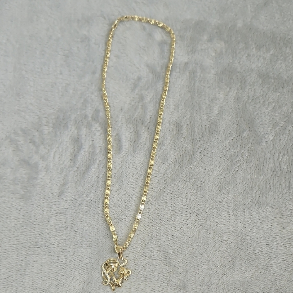 Elegant Gold Necklace with Star Pendant